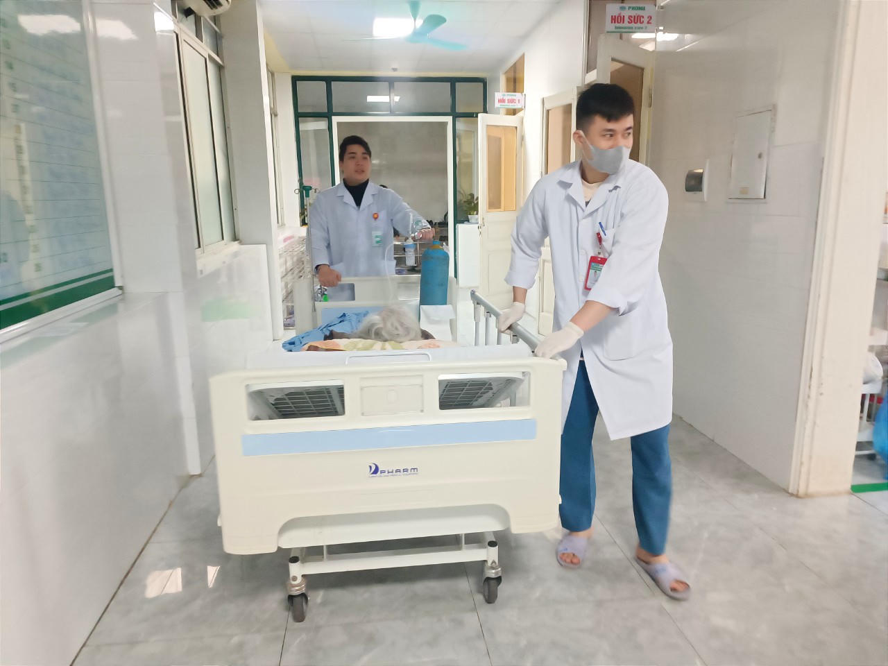 2 người hôn mê trong phòng ngủ do cách sưởi ấm nguy hại