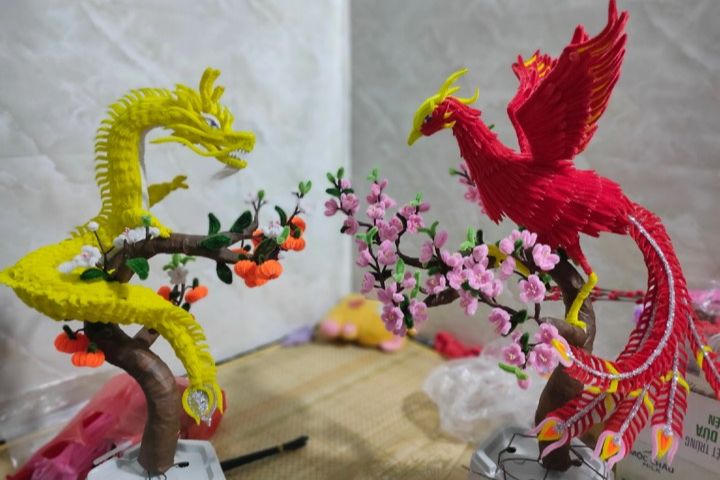 Hoa hoa, hoa mai bằng kẽm nhung 'làm mưa làm gió' dịp cận Tết