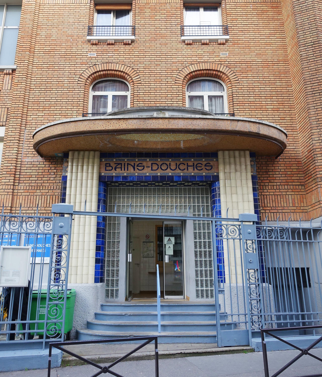 'Tắm Tất niên' với mùi già