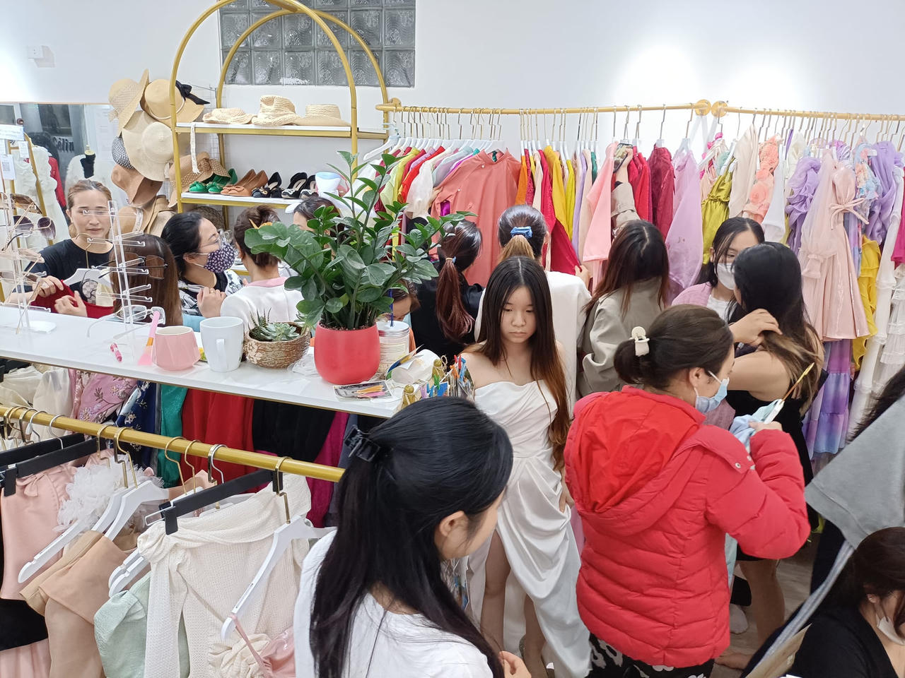 Người Hà Nội 'thi nhau' xuống phố chụp ảnh Tết, hàng cho thuê áo dài đắt khách