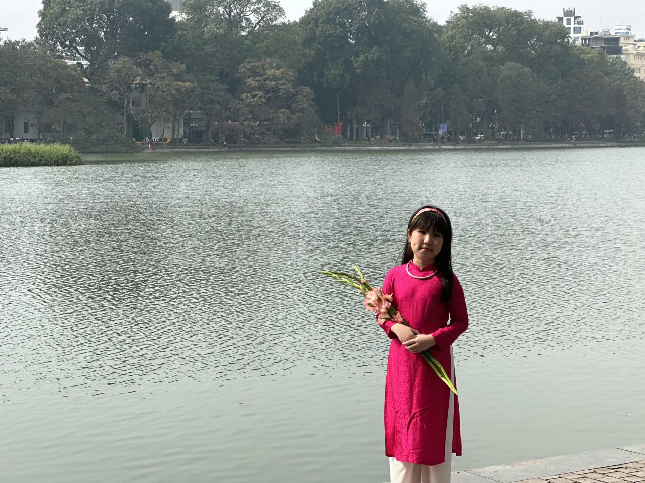 Người Hà Nội 'thi nhau' xuống phố chụp ảnh Tết, hàng cho thuê áo dài đắt khách