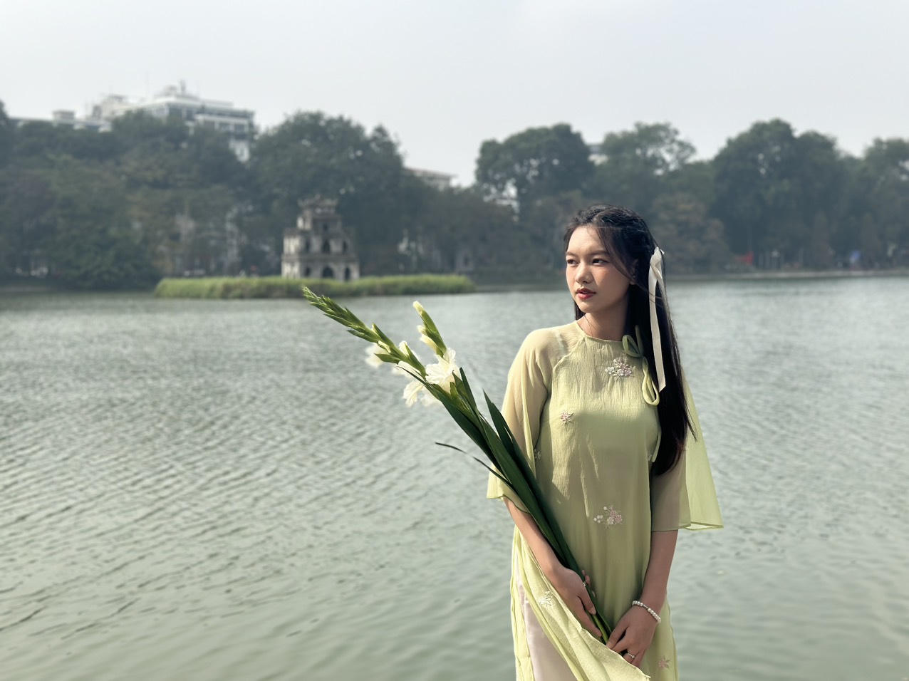 Người Hà Nội 'thi nhau' xuống phố chụp ảnh Tết, hàng cho thuê áo dài đắt khách