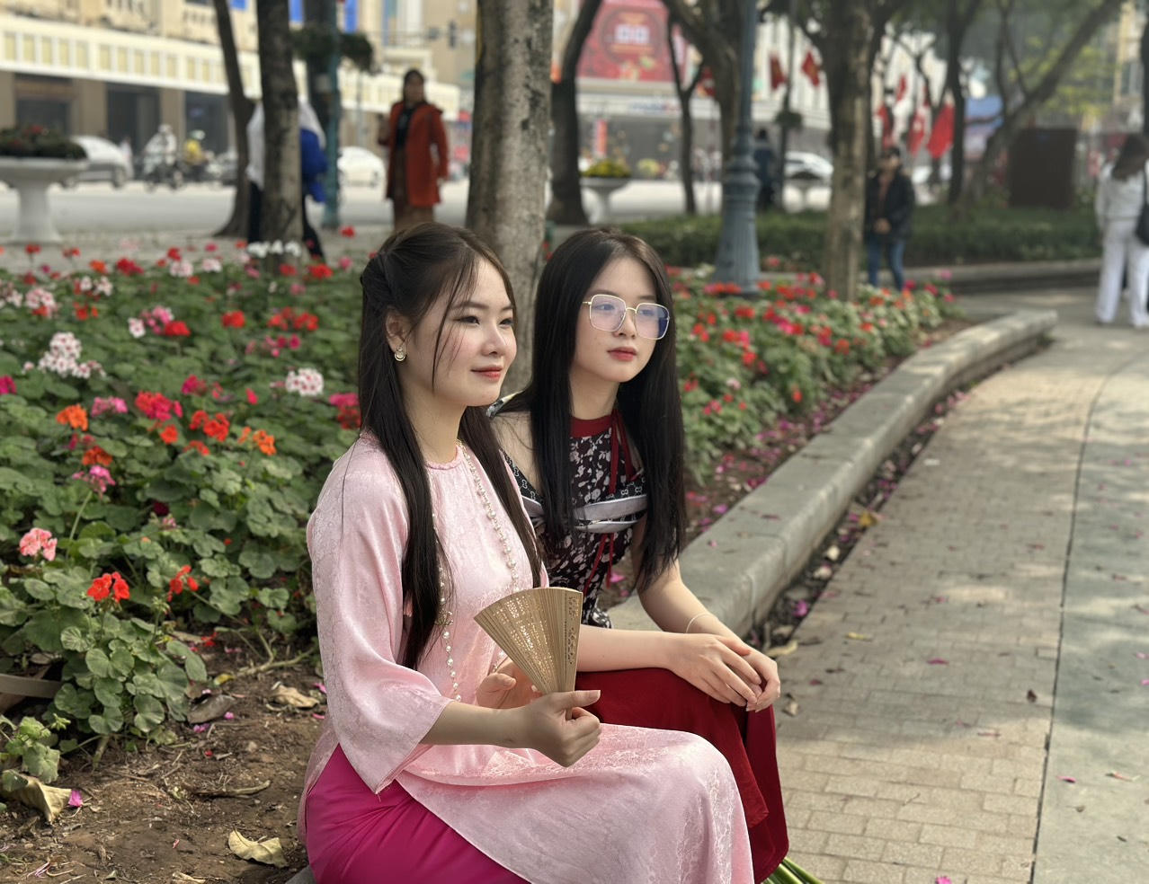 Người Hà Nội 'thi nhau' xuống phố chụp ảnh Tết, hàng cho thuê áo dài đắt khách