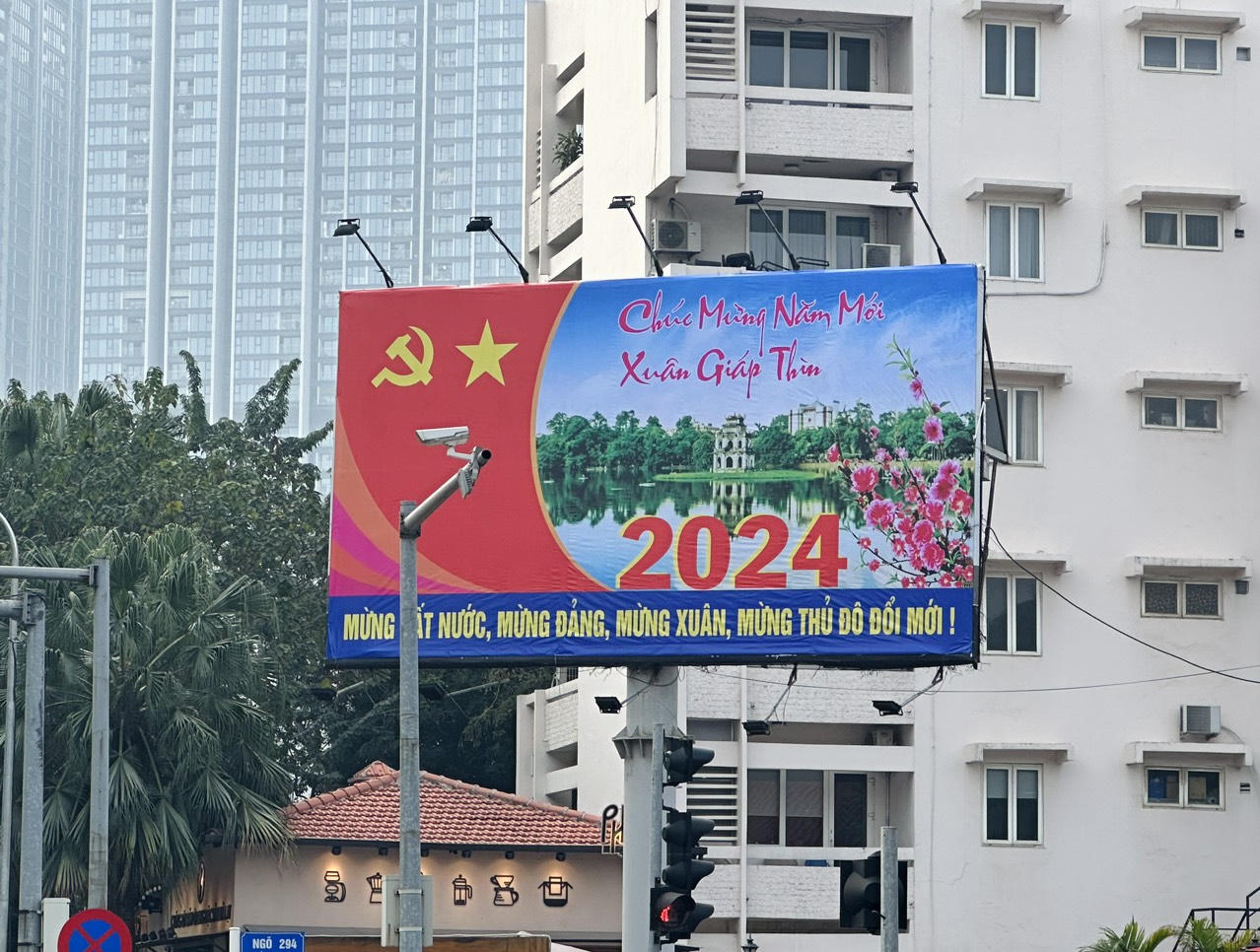 Phố phường Hà Nội rực rỡ cờ hoa mừng Đảng, mừng Xuân