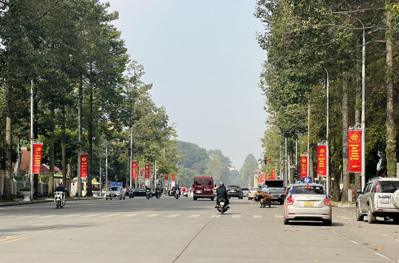 Phố phường Hà Nội rực rỡ cờ hoa mừng Đảng, mừng Xuân