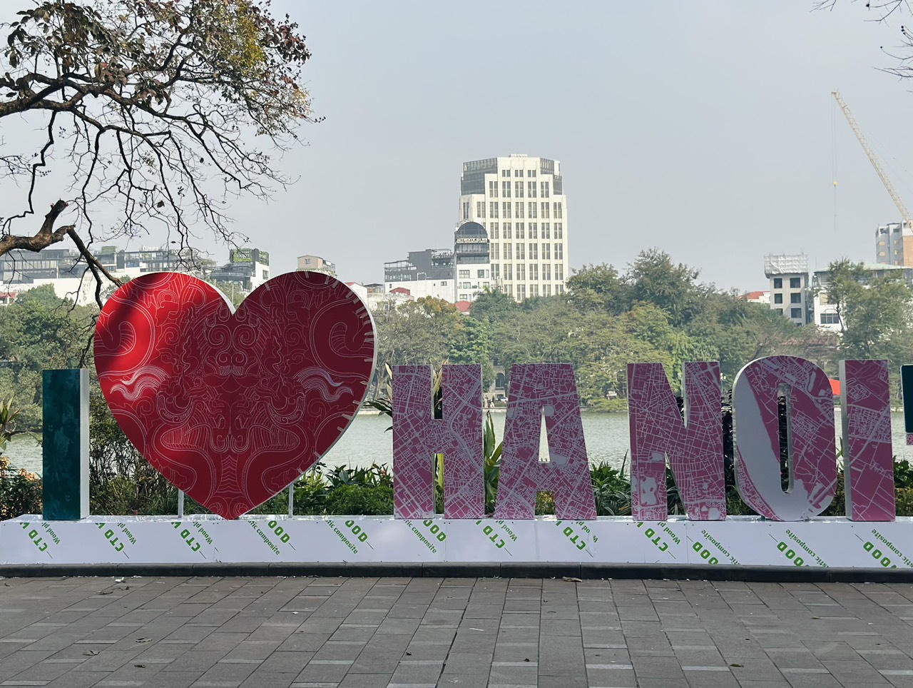 Phố phường Hà Nội rực rỡ cờ hoa mừng Đảng, mừng Xuân