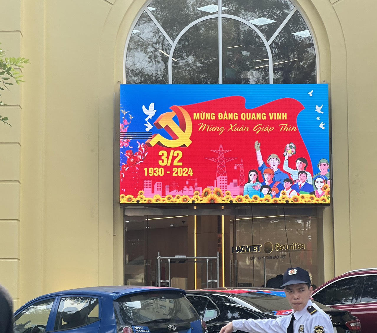 Phố phường Hà Nội rực rỡ cờ hoa mừng Đảng, mừng Xuân