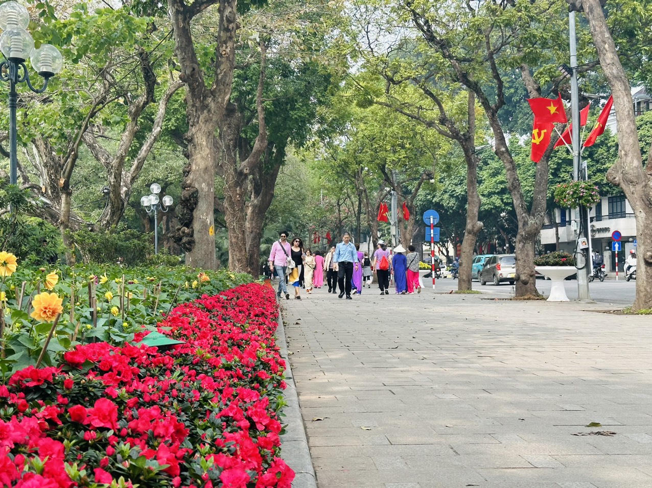 Phố phường Hà Nội rực rỡ cờ hoa mừng Đảng, mừng Xuân