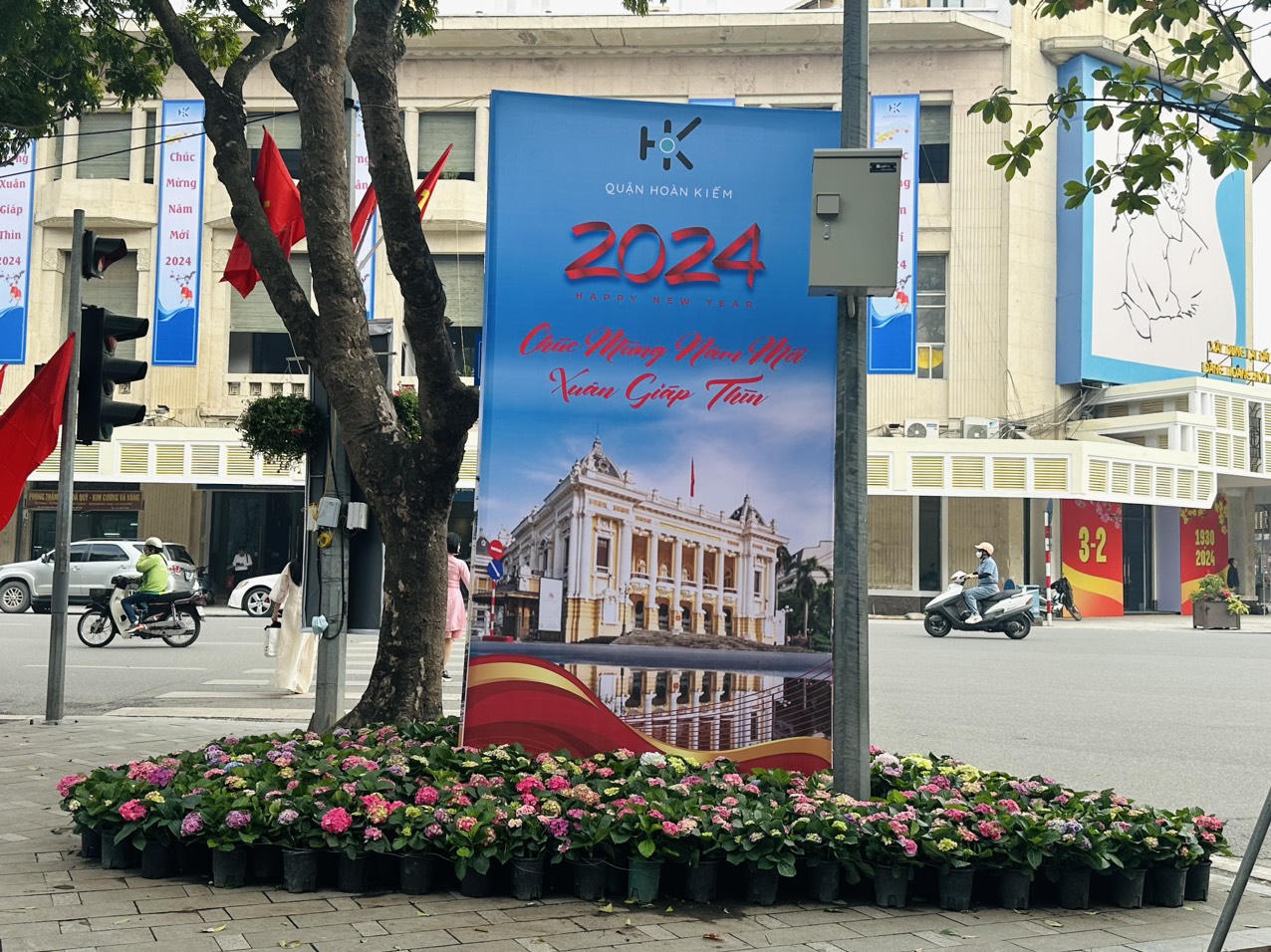 Phố phường Hà Nội rực rỡ cờ hoa mừng Đảng, mừng Xuân