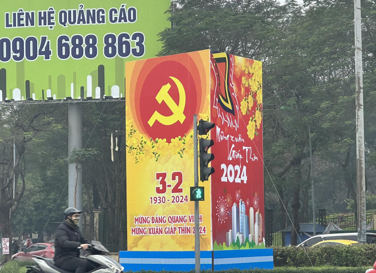 Phố phường Hà Nội rực rỡ cờ hoa mừng Đảng, mừng Xuân