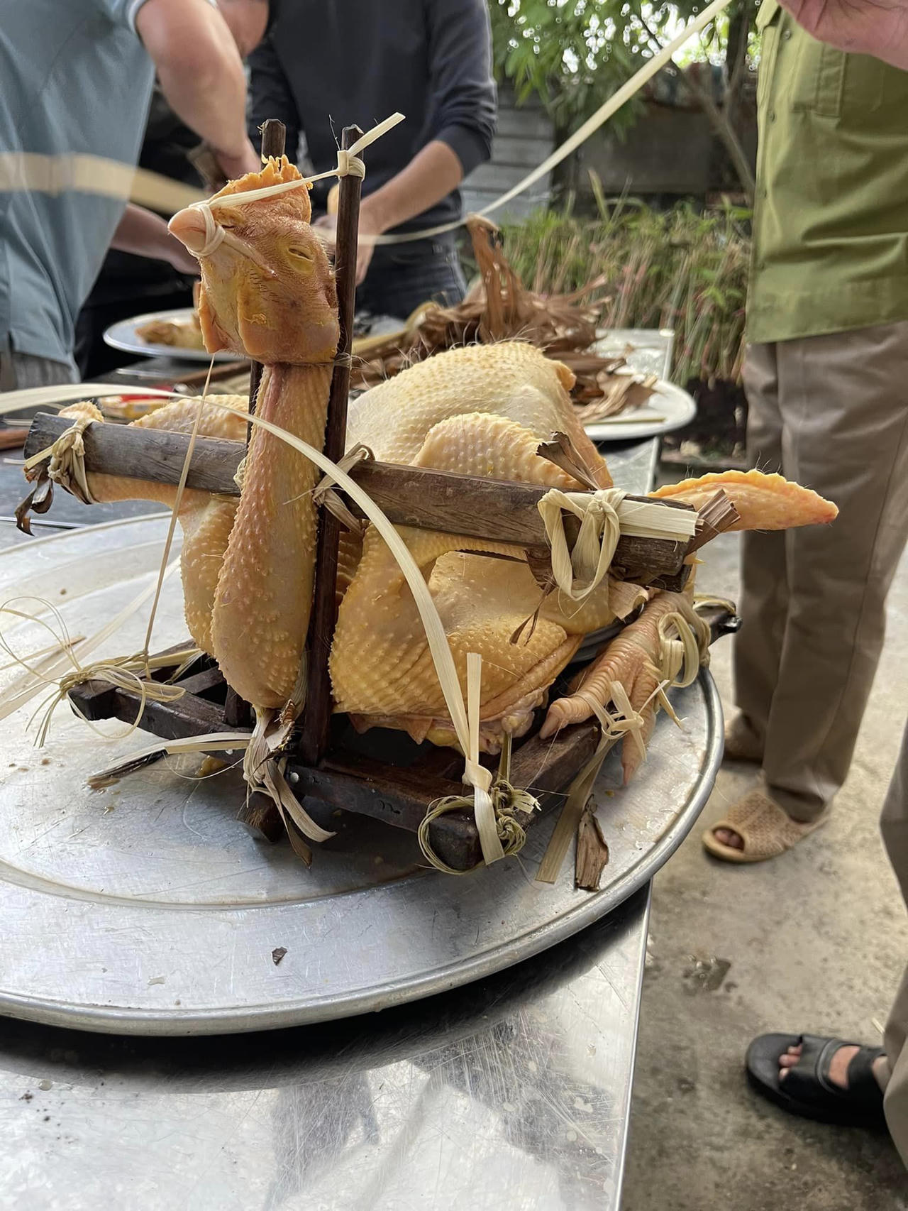 Những thế gà độc lạ trên mâm cúng