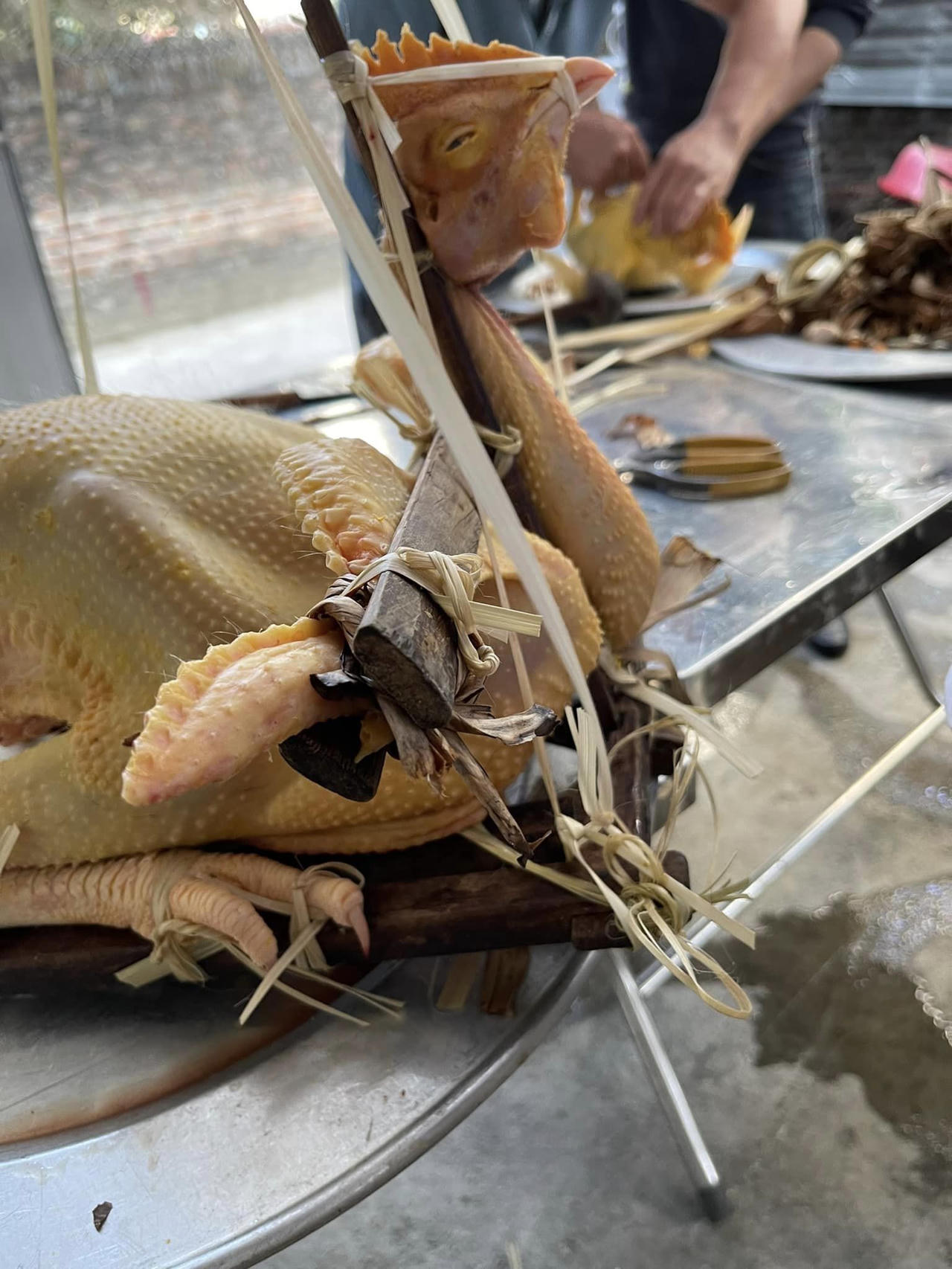 Những thế gà độc lạ trên mâm cúng