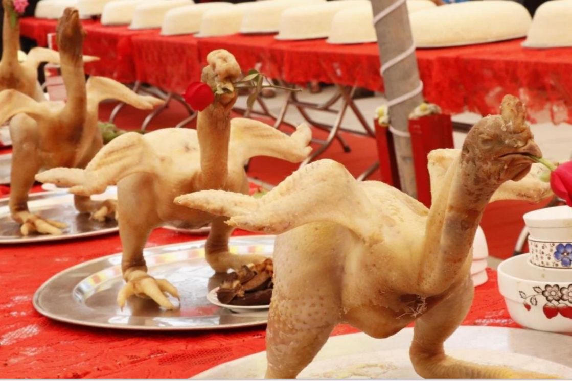 Những thế gà độc lạ trên mâm cúng