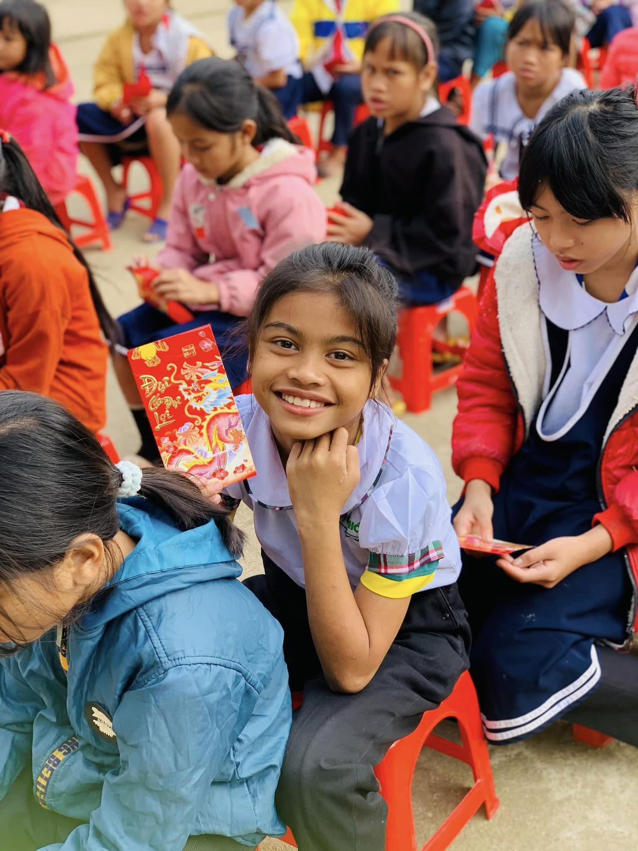 Gần 10.000 học sinh miền núi phấn khởi nhận lì xì ngày đầu đến trường