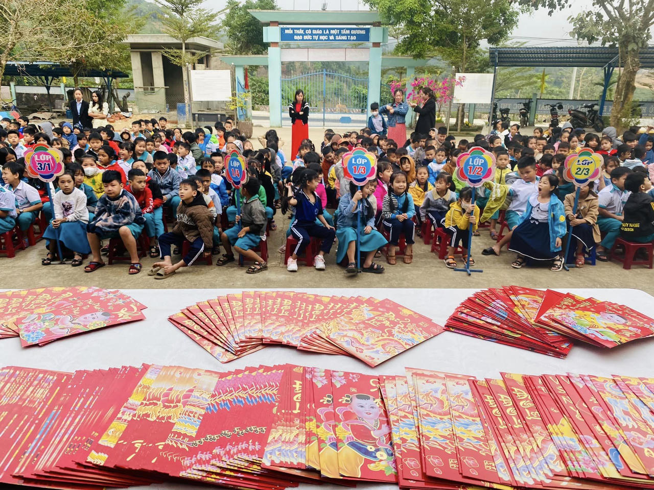 Gần 10.000 học sinh miền núi phấn khởi nhận lì xì ngày đầu đến trường