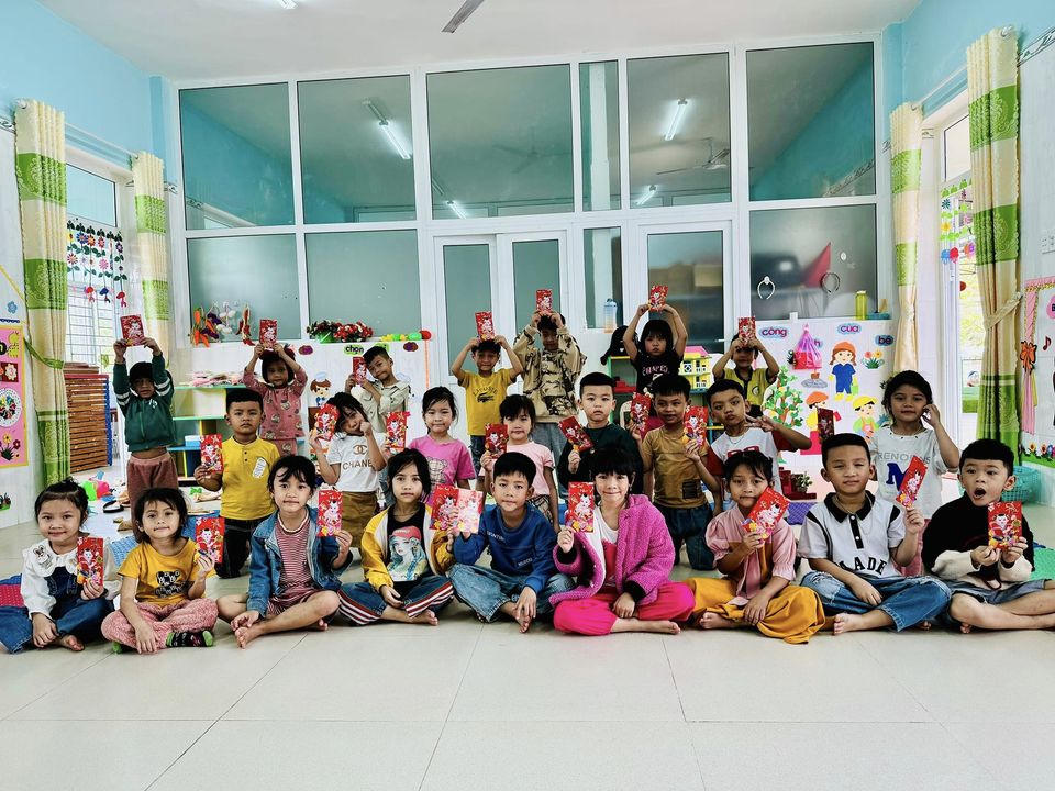 Gần 10.000 học sinh miền núi phấn khởi nhận lì xì ngày đầu đến trường