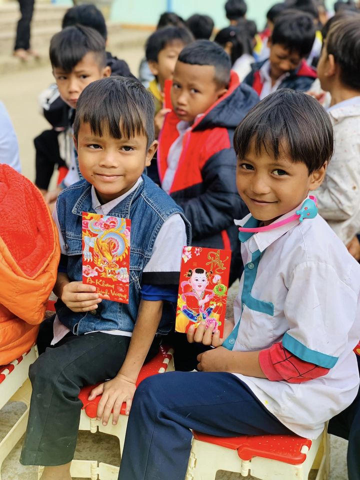 Gần 10.000 học sinh miền núi phấn khởi nhận lì xì ngày đầu đến trường