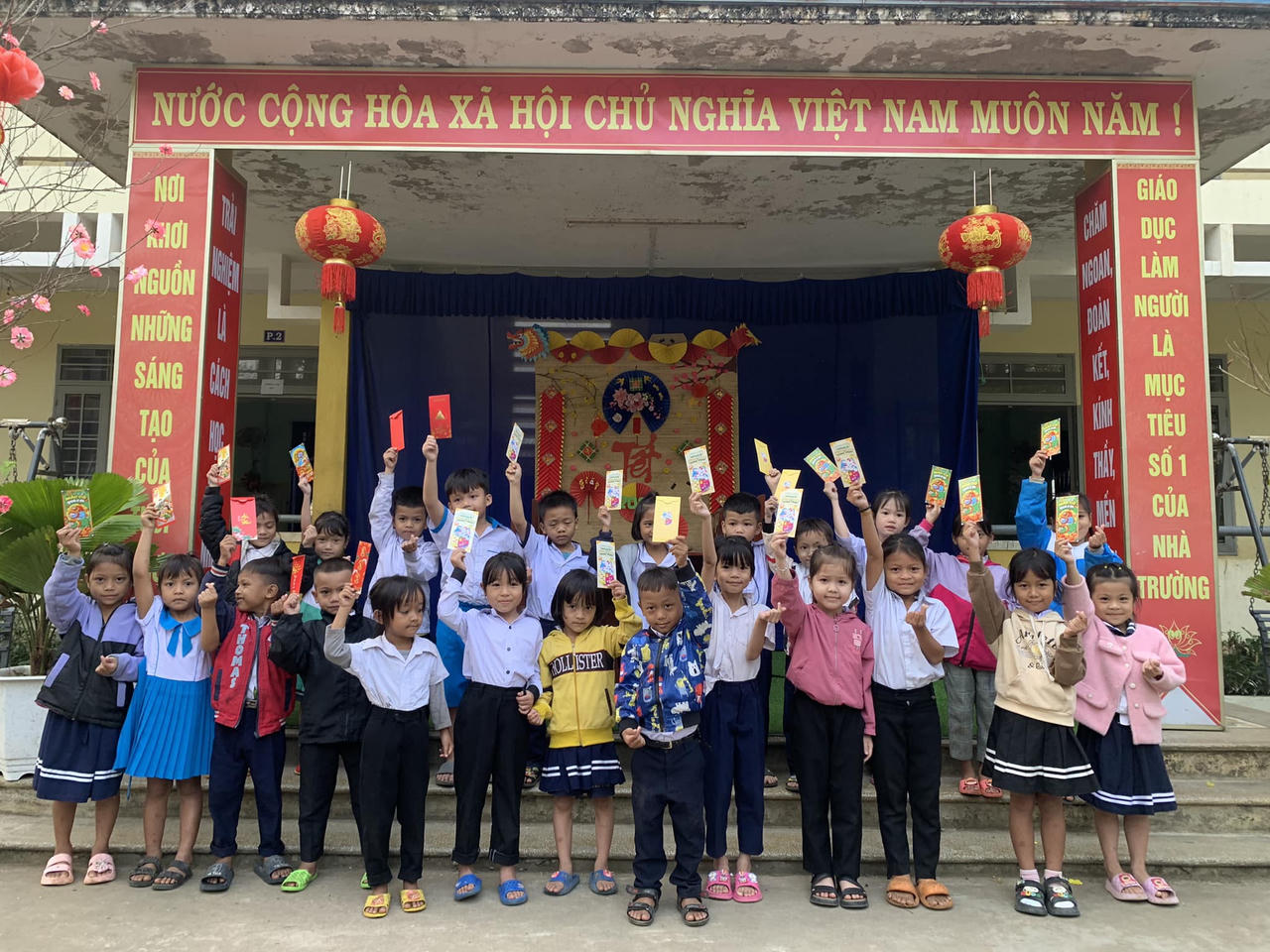 Gần 10.000 học sinh miền núi phấn khởi nhận lì xì ngày đầu đến trường