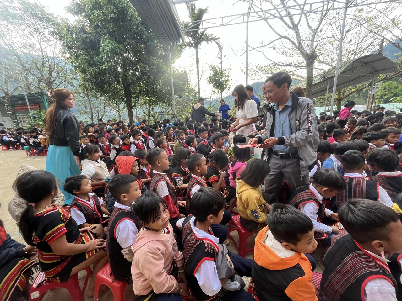 Gần 10.000 học sinh miền núi phấn khởi nhận lì xì ngày đầu đến trường