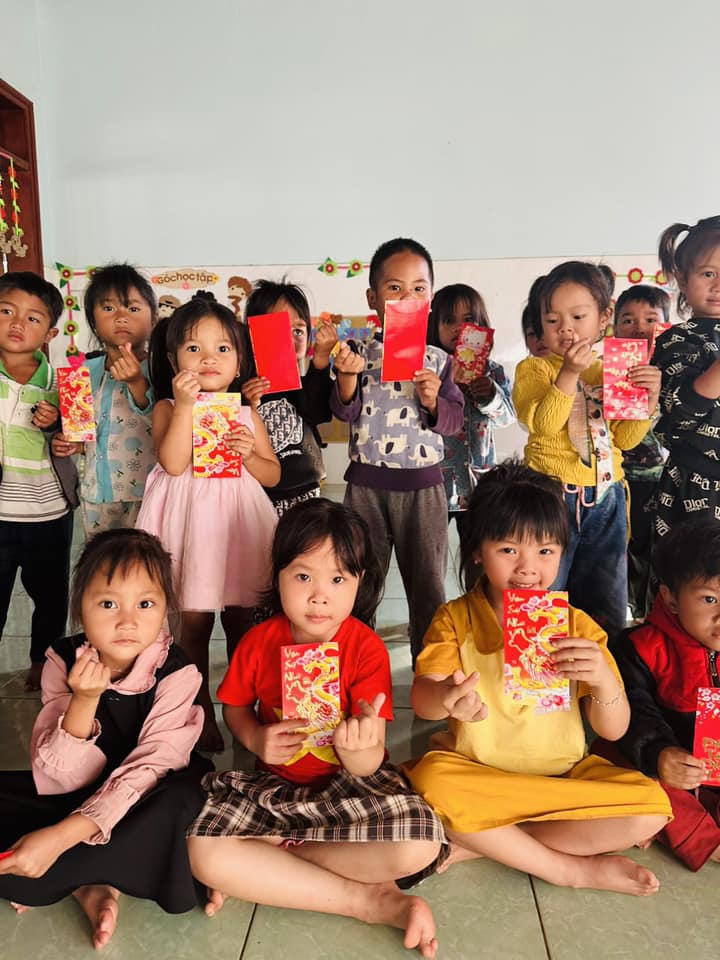 Gần 10.000 học sinh miền núi phấn khởi nhận lì xì ngày đầu đến trường