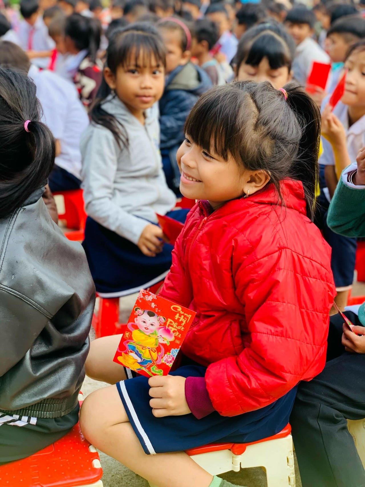 Gần 10.000 học sinh miền núi phấn khởi nhận lì xì ngày đầu đến trường