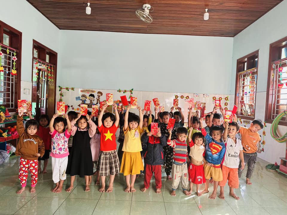 Gần 10.000 học sinh miền núi phấn khởi nhận lì xì ngày đầu đến trường