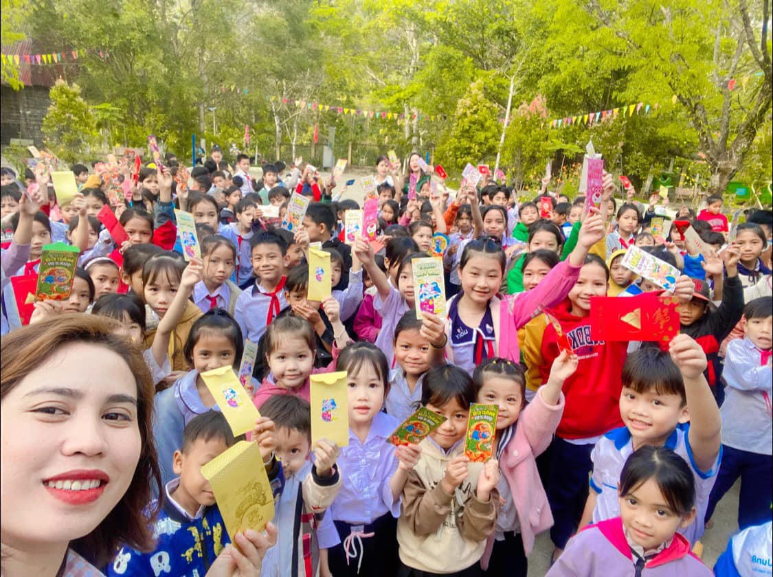 Gần 10.000 học sinh miền núi phấn khởi nhận lì xì ngày đầu đến trường