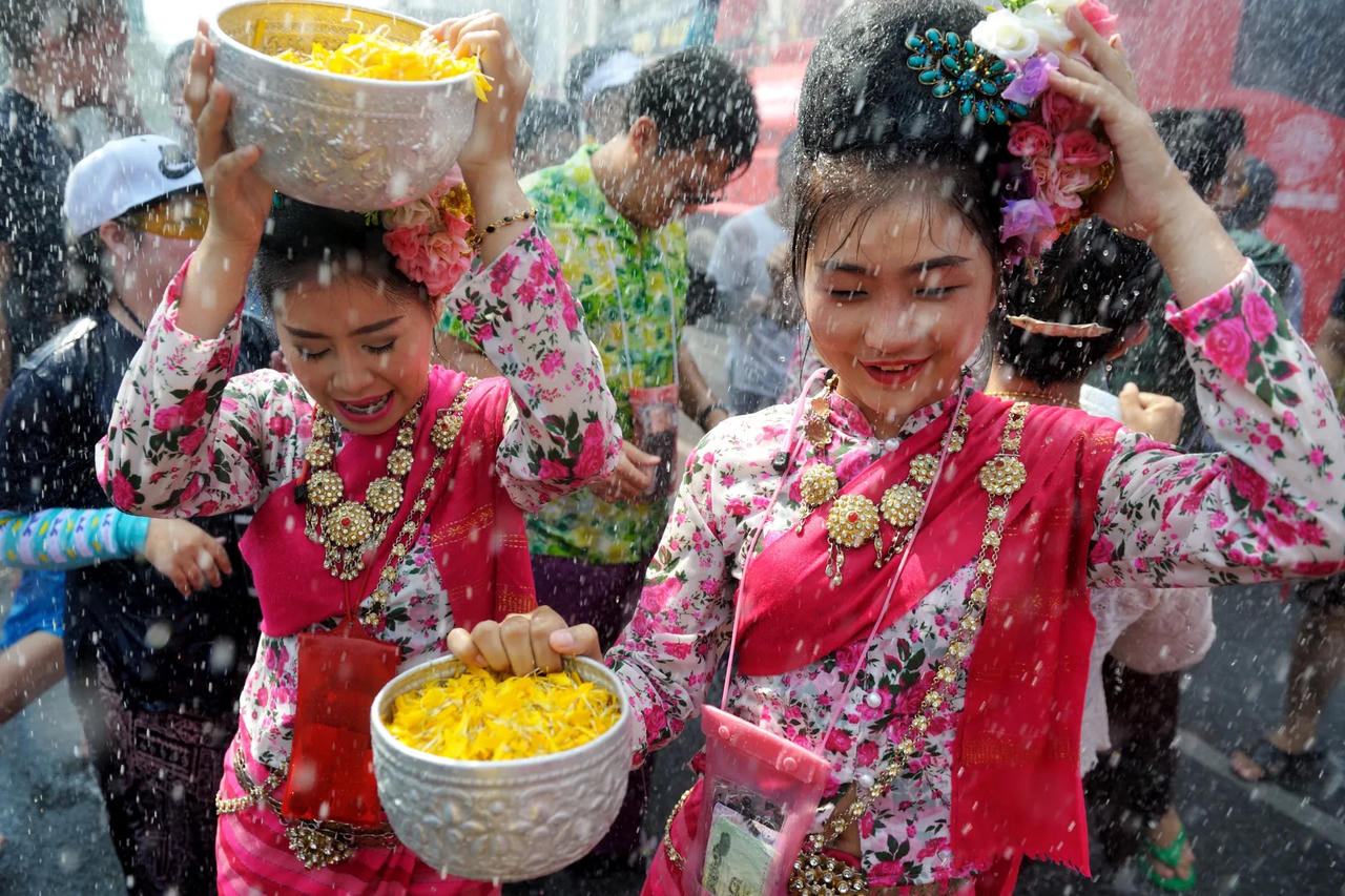 Thế giới chào đón mùa xuân 