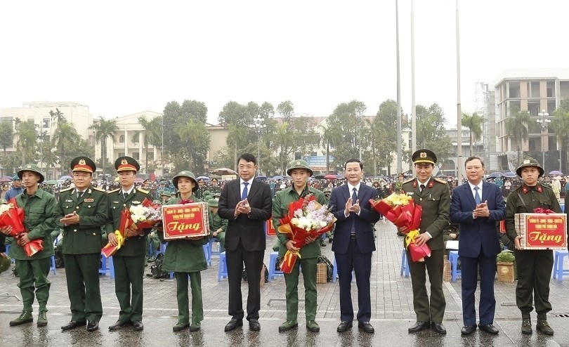 Rộn ràng cảnh thanh niên Hà Nội và các tỉnh, thành lên đường tòng quân