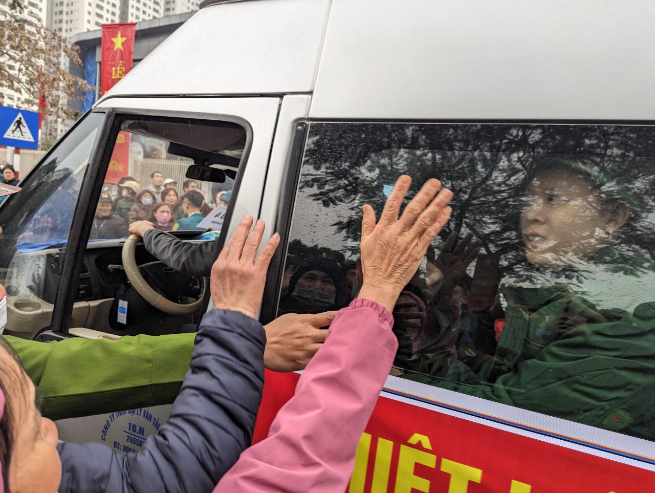 Rộn ràng cảnh thanh niên Hà Nội và các tỉnh, thành lên đường tòng quân