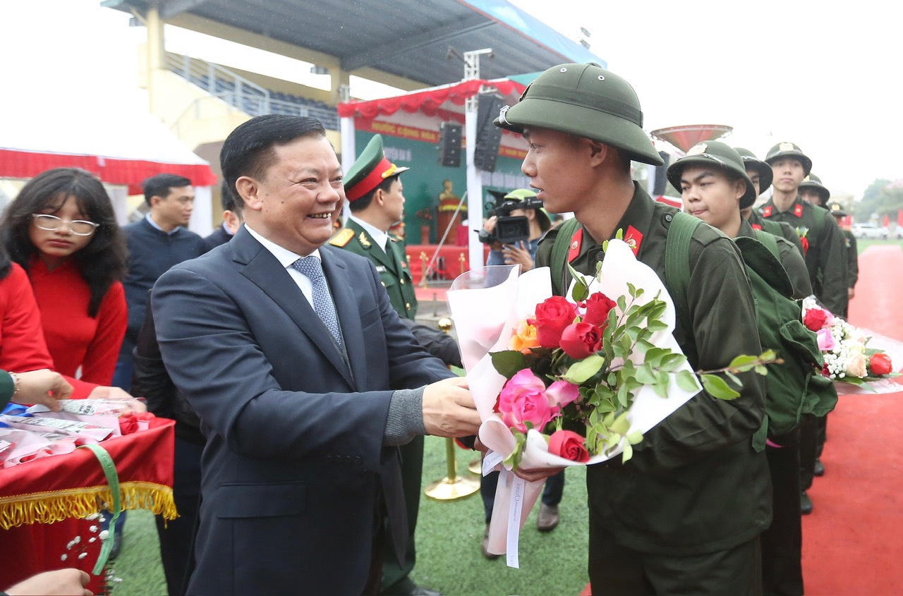 Rộn ràng cảnh thanh niên Hà Nội và các tỉnh, thành lên đường tòng quân