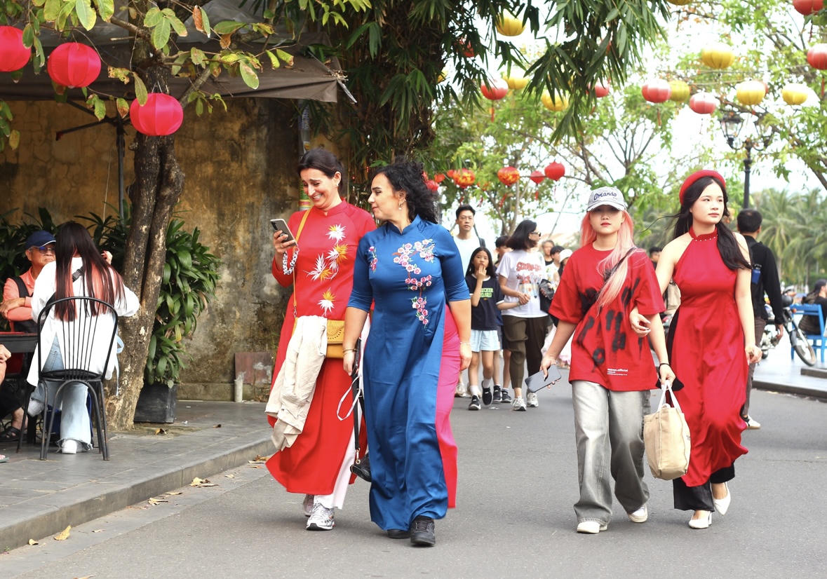 Áo dài Việt trong lòng bạn bè quốc tế