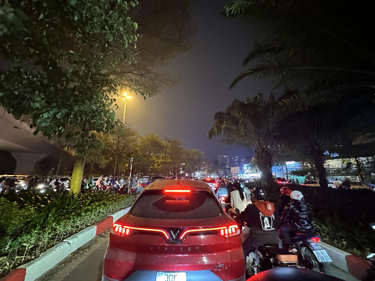 Biển người 'chôn chân' giữa đường, bỏ lỡ màn biểu diễn ánh sáng ở Hồ Tây