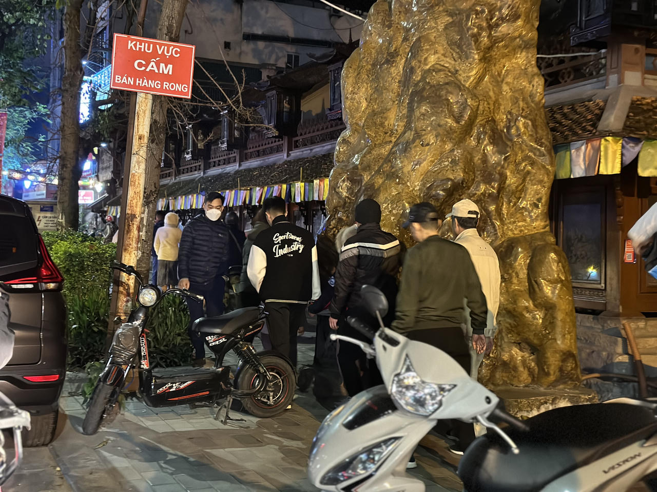 Biển người 'chôn chân' giữa đường, bỏ lỡ màn biểu diễn ánh sáng ở Hồ Tây