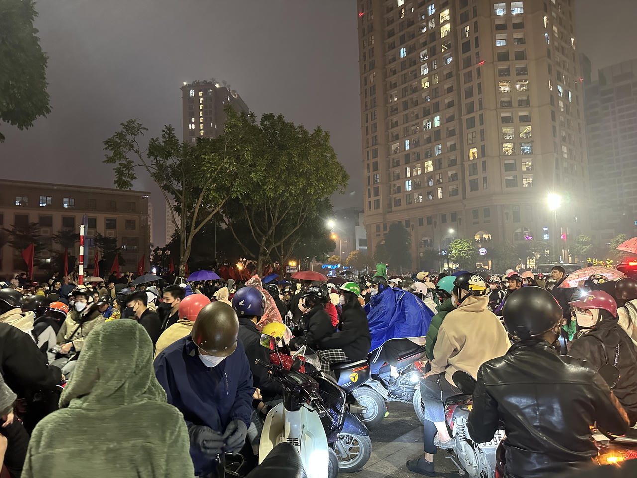 Biển người 'chôn chân' giữa đường, bỏ lỡ màn biểu diễn ánh sáng ở Hồ Tây