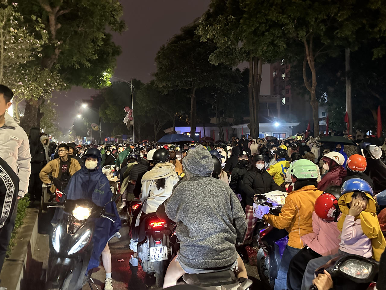 Biển người 'chôn chân' giữa đường, bỏ lỡ màn biểu diễn ánh sáng ở Hồ Tây