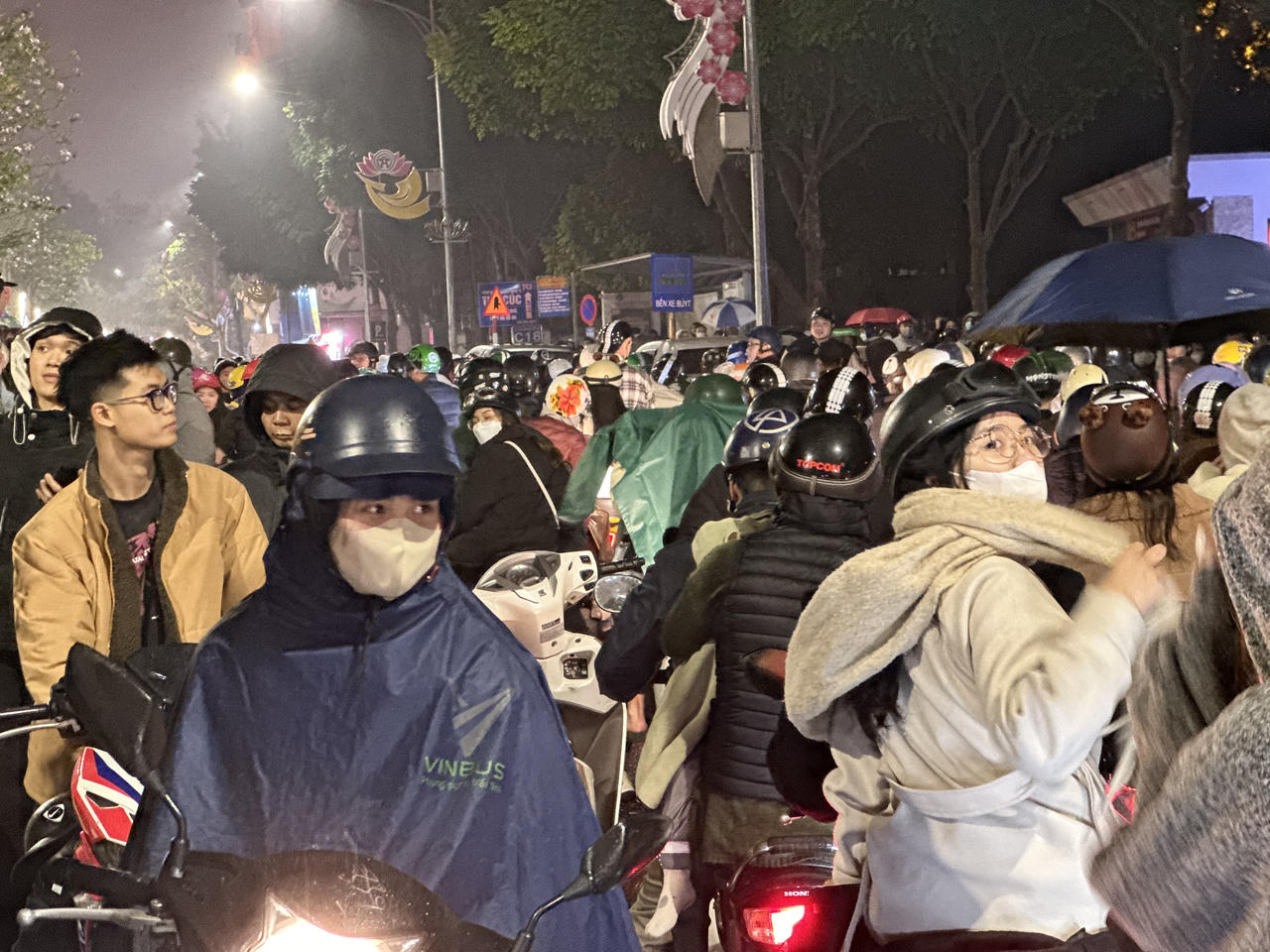 Biển người 'chôn chân' giữa đường, bỏ lỡ màn biểu diễn ánh sáng ở Hồ Tây