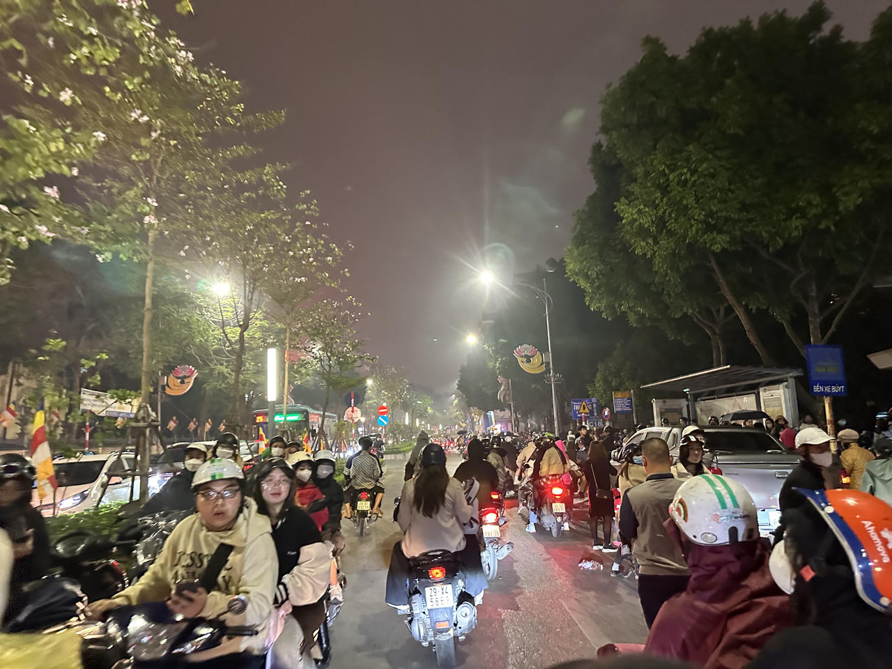 Biển người 'chôn chân' giữa đường, bỏ lỡ màn biểu diễn ánh sáng ở Hồ Tây