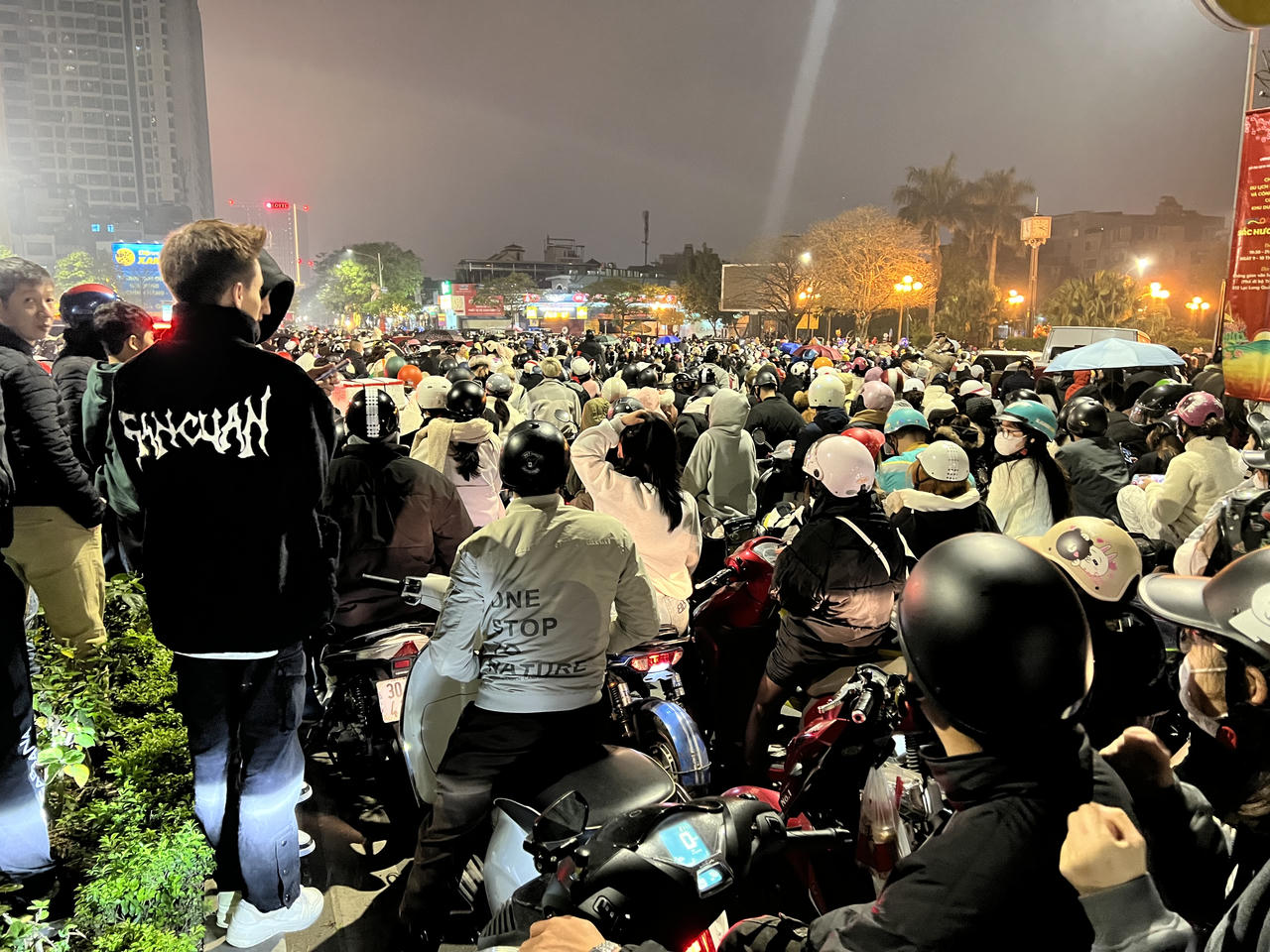 Biển người 'chôn chân' giữa đường, bỏ lỡ màn biểu diễn ánh sáng ở Hồ Tây