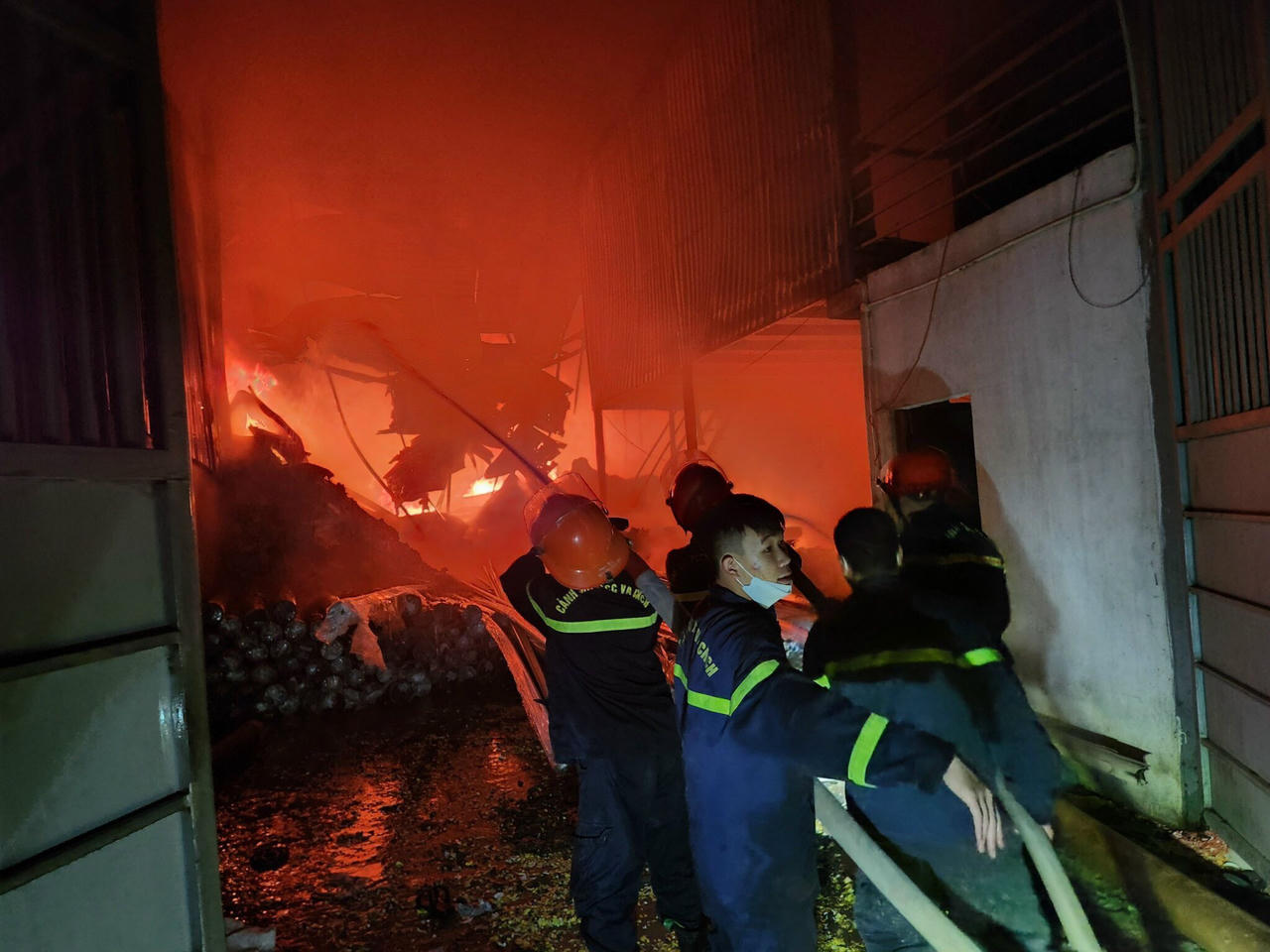 Cháy 3 cơ sở tái chế nhựa ở Vĩnh Phúc