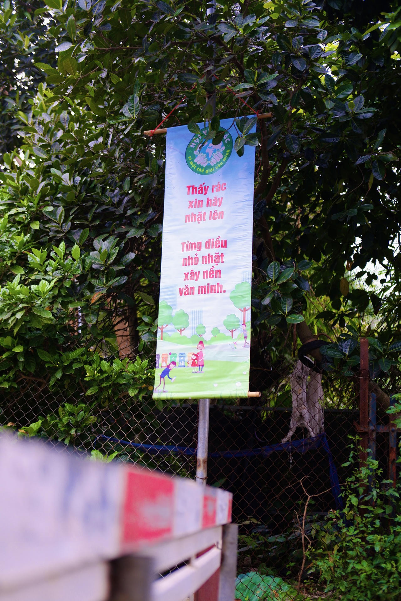 Hơn 1.000 người cùng nhau nhặt rác nhân ngày Quốc tế Hạnh phúc