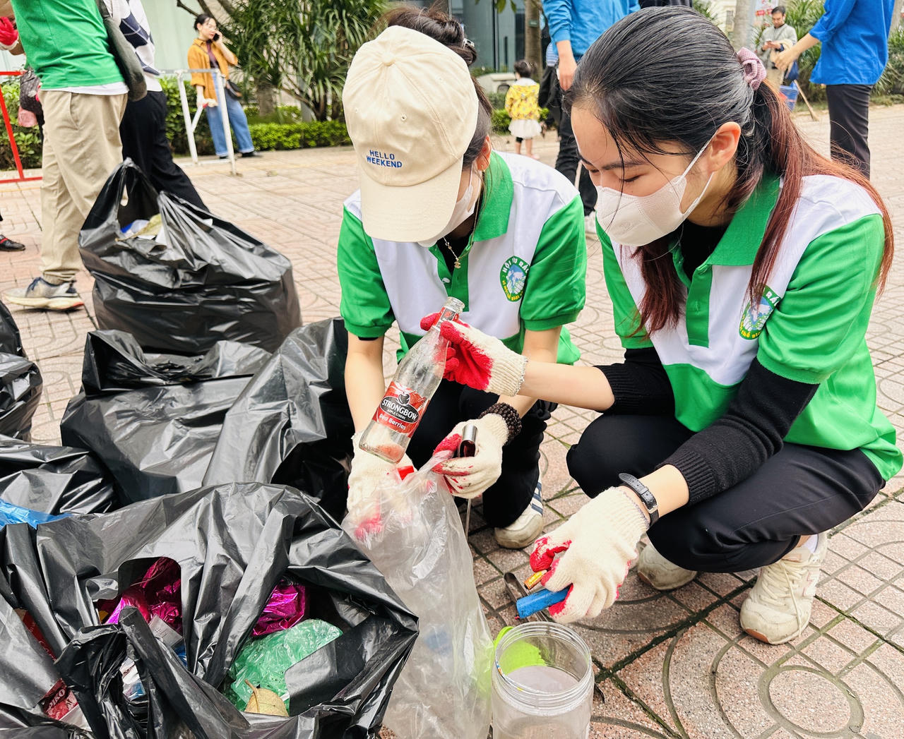 Hơn 1.000 người cùng nhau nhặt rác nhân ngày Quốc tế Hạnh phúc