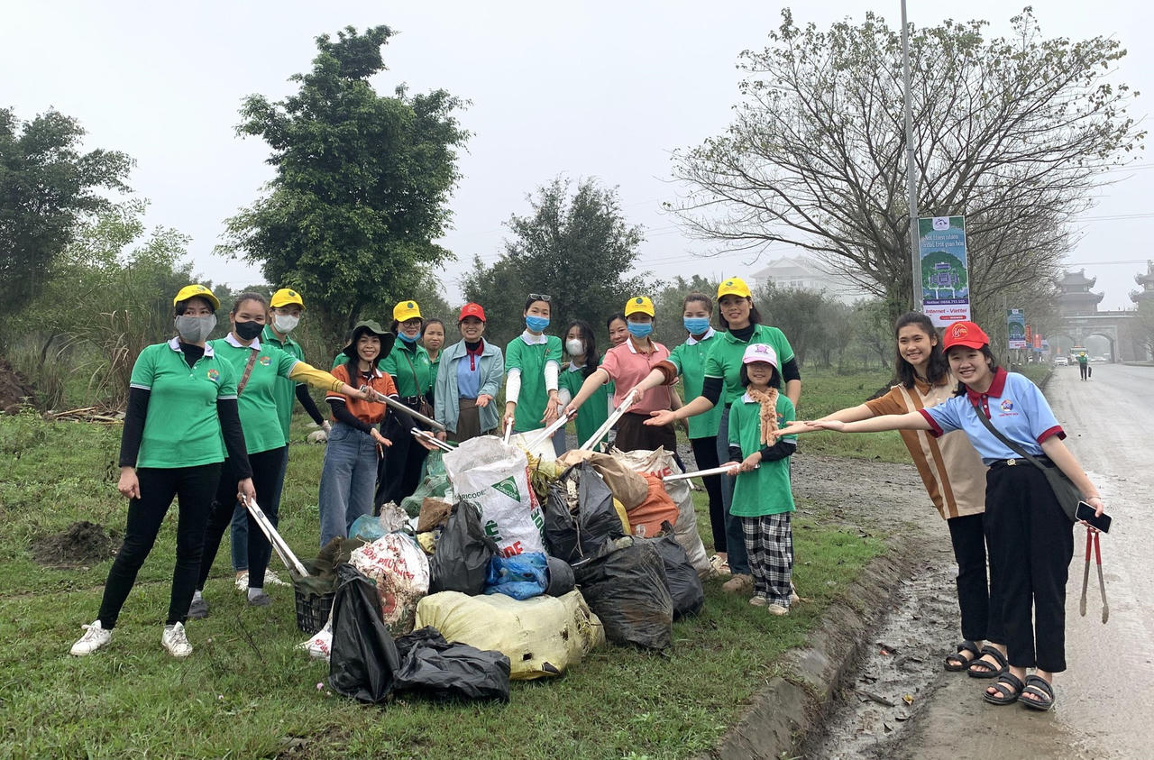 Hơn 1.000 người cùng nhau nhặt rác nhân ngày Quốc tế Hạnh phúc