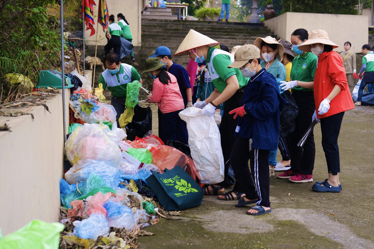Hơn 1.000 người cùng nhau nhặt rác nhân ngày Quốc tế Hạnh phúc