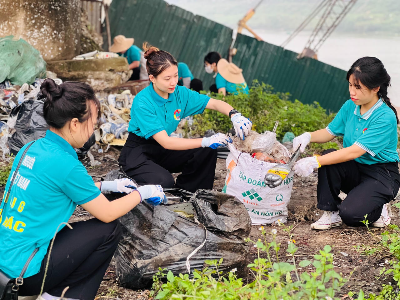 Hơn 1.000 người cùng nhau nhặt rác nhân ngày Quốc tế Hạnh phúc