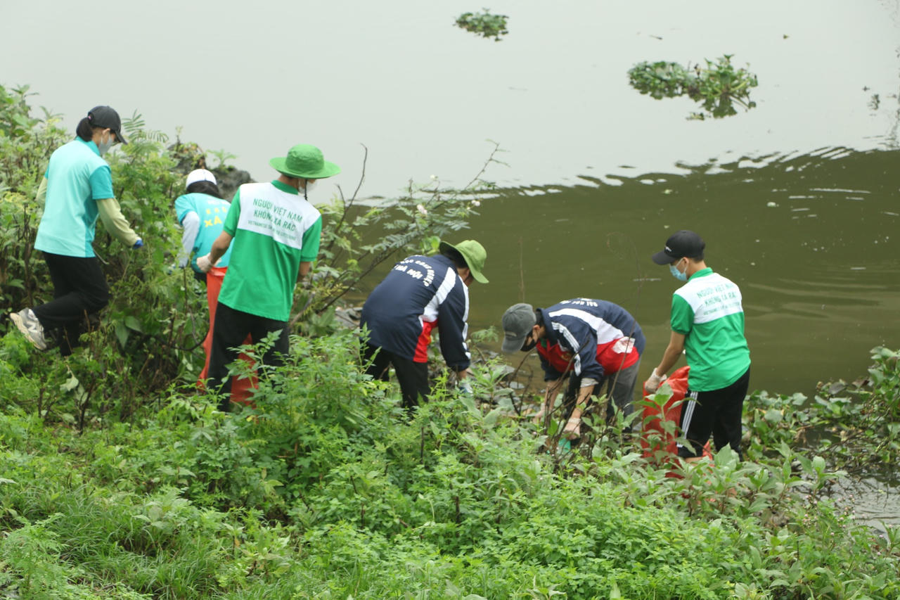 Hơn 1.000 người cùng nhau nhặt rác nhân ngày Quốc tế Hạnh phúc