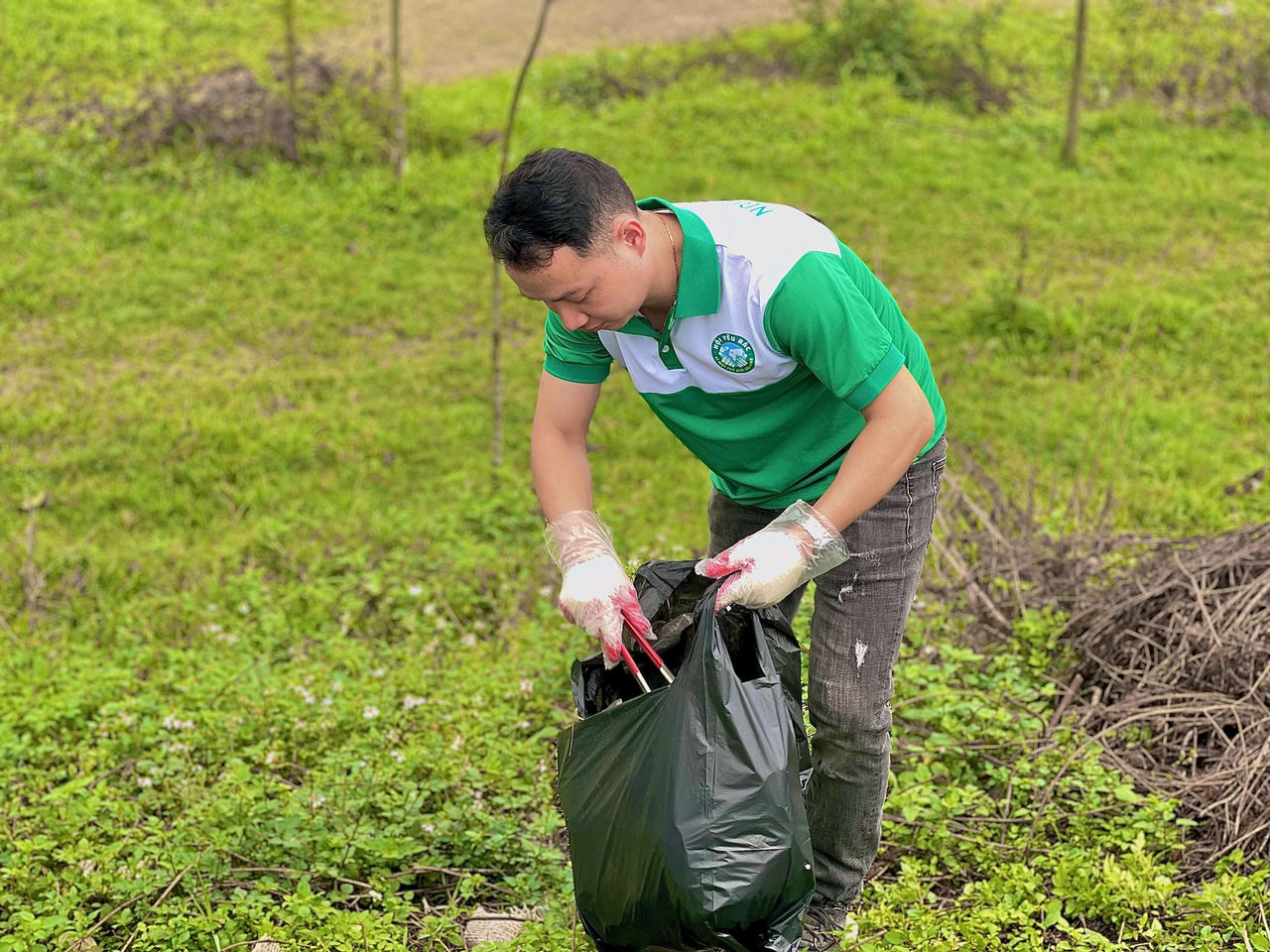 Hơn 1.000 người cùng nhau nhặt rác nhân ngày Quốc tế Hạnh phúc