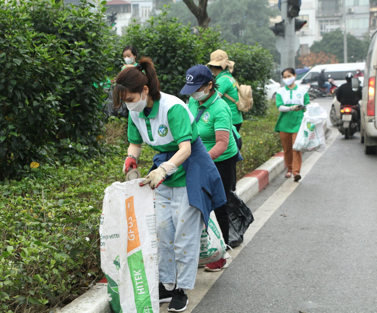 Hơn 1.000 người cùng nhau nhặt rác nhân ngày Quốc tế Hạnh phúc