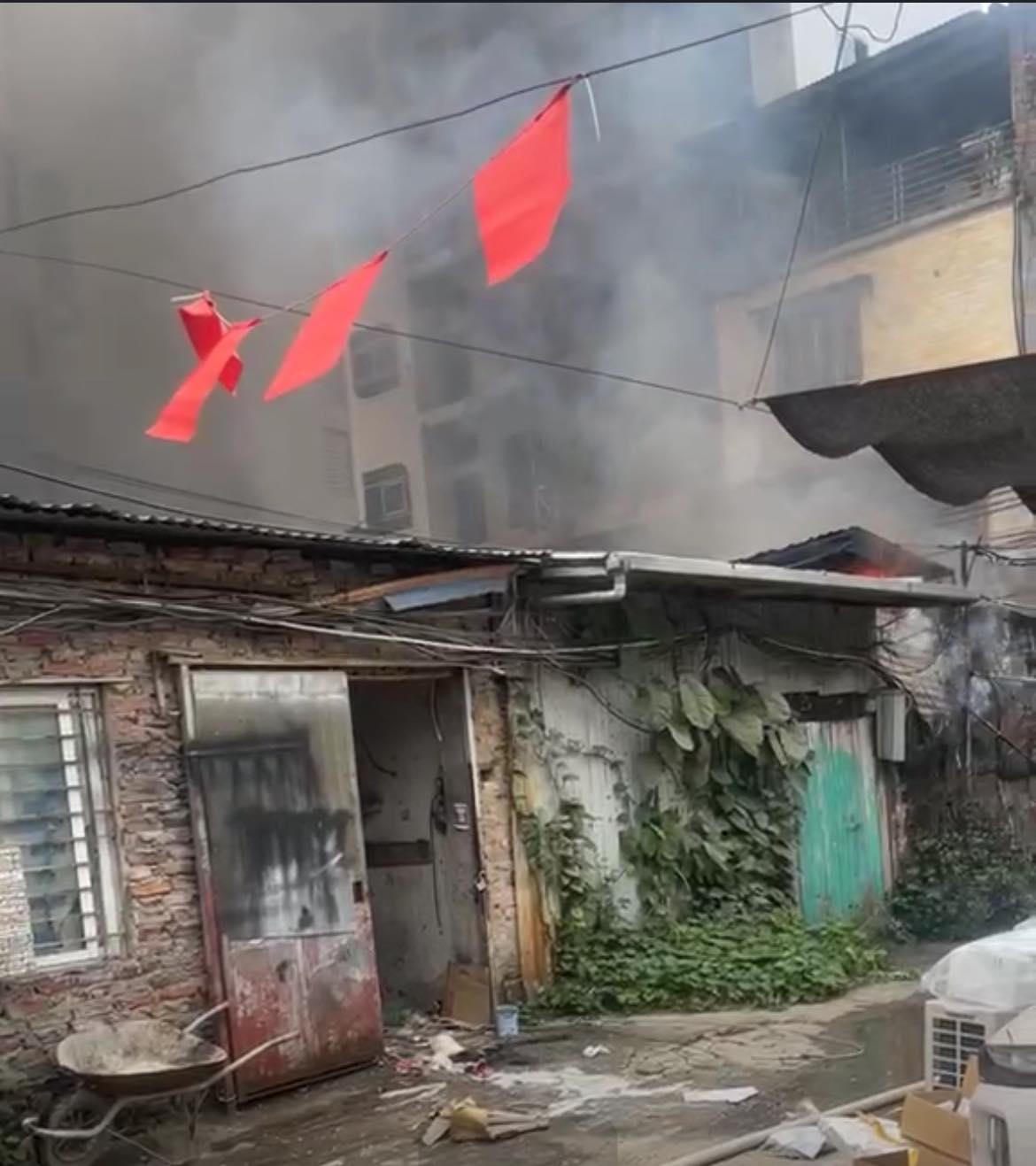 Cháy lớn ở Hà Nội, cột khói bốc cao hàng chục mét