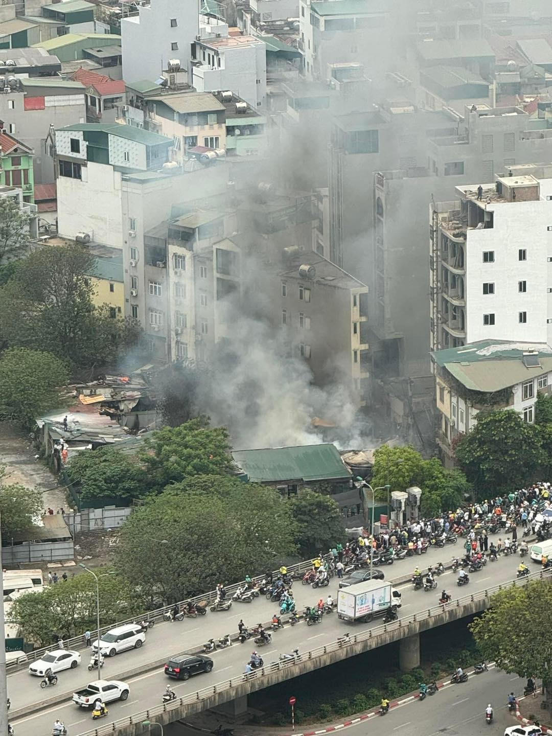 Cháy lớn ở Hà Nội, cột khói bốc cao hàng chục mét